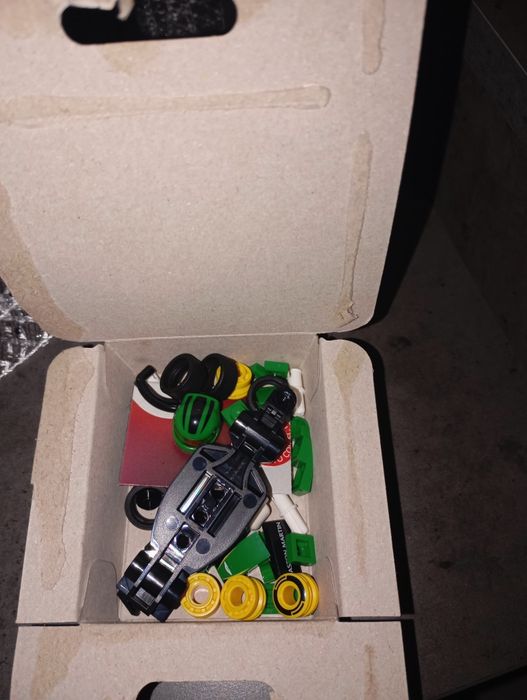 Minifigurki lego formuła 1 Aston Martin