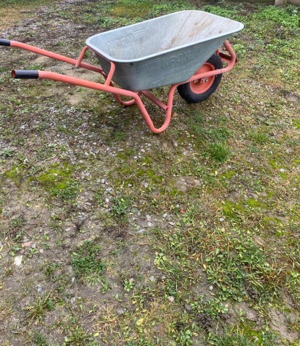 Тачка строительная и огородный инвентарь