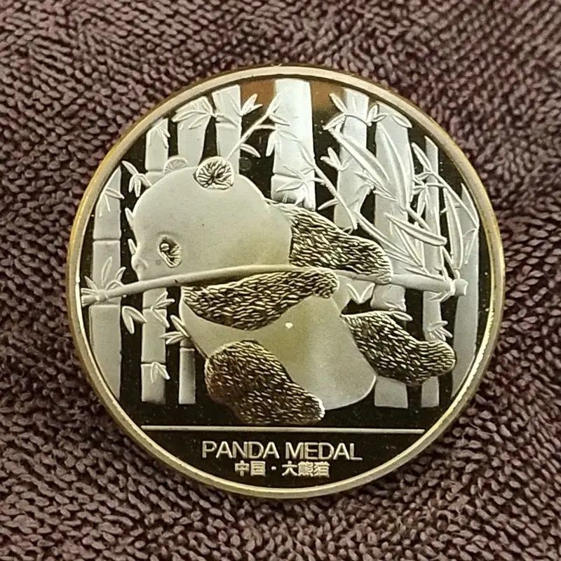 Памятная монета в виде панды