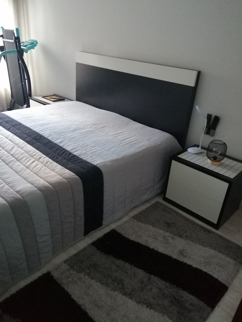 Mobília de quarto, cama, mesas de cabeceira e cómoda