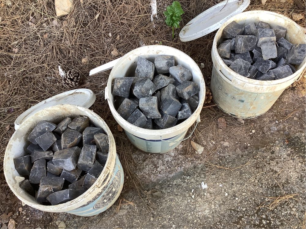 Pedras de calçada em basalto (pretas)