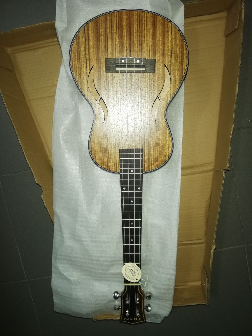 Ukulele tenor de madeiras nobres com estojo