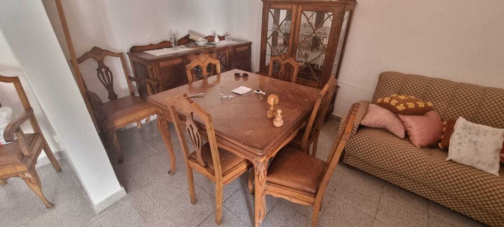Conjunto Mesa de Jantar em madeira + 7 cadeiras