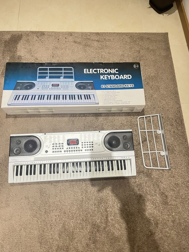 Piano de 61 teclas novo