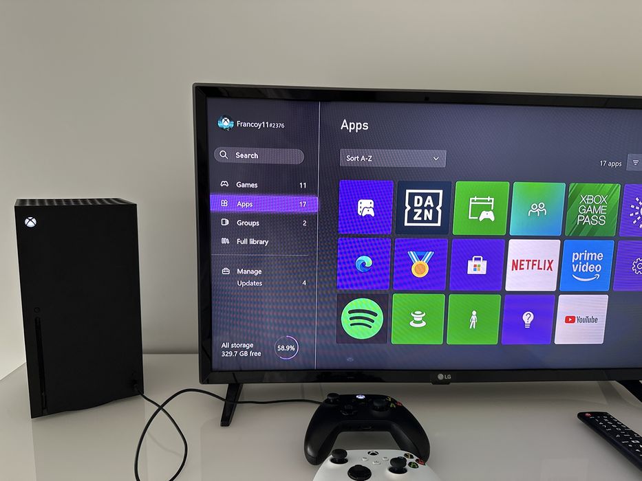 Xbox series X semi nova com 2 comandos