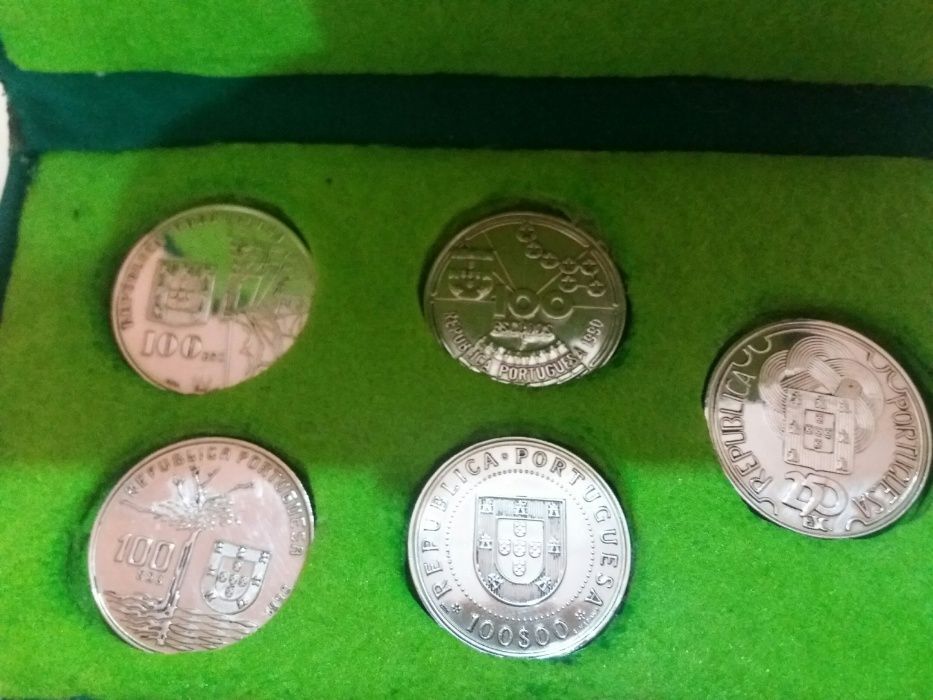 Estojo com 5 moedas de escudo comemorativas.