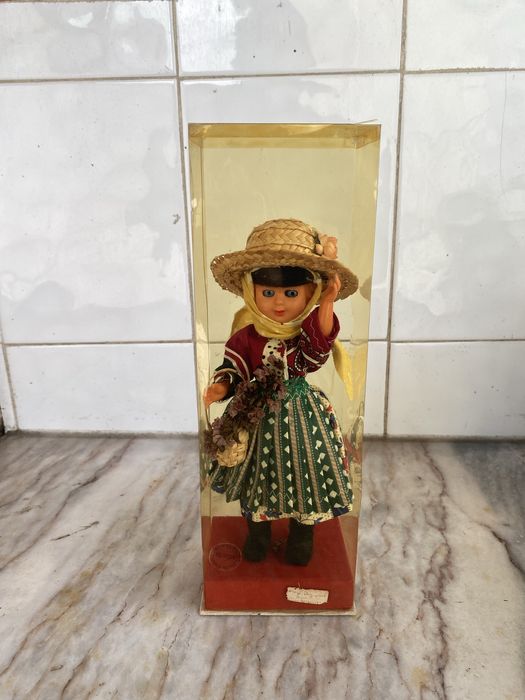 Boneca antiga com traje das Caldas