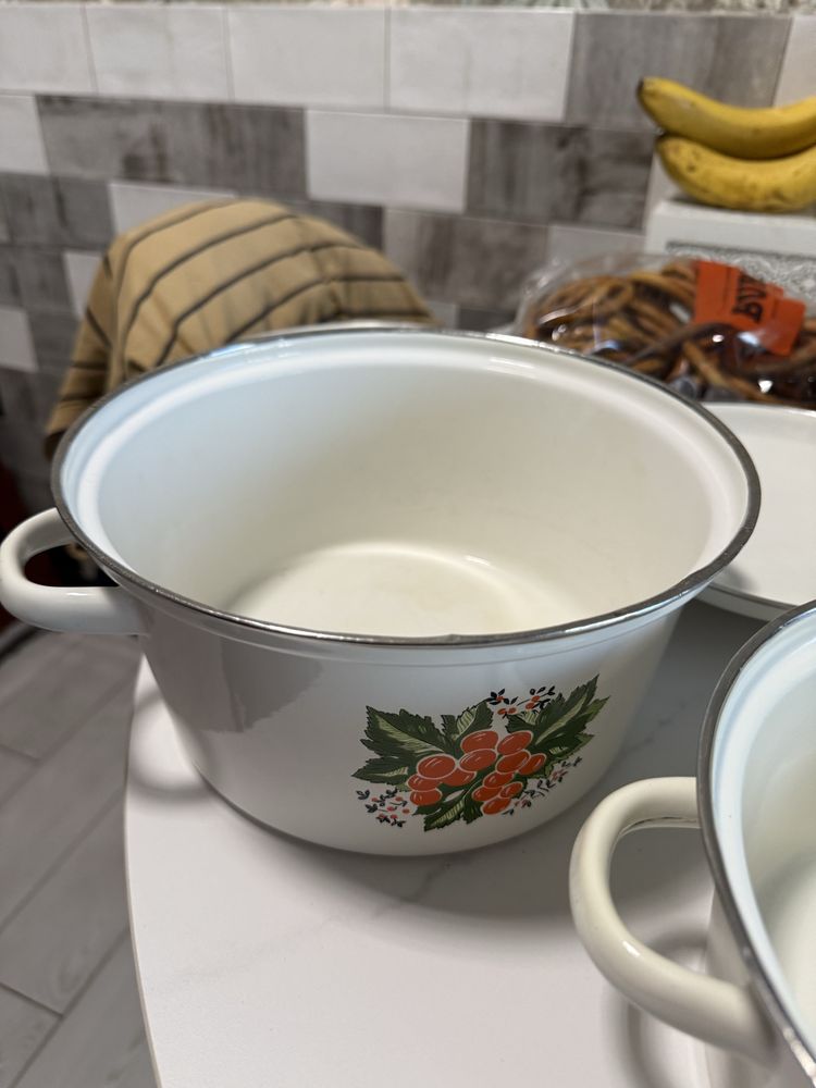 Продам две эмалированные кастрюли