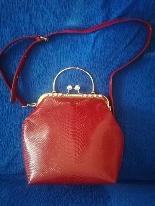 Продаю красную лаковую, нарядную сумку, среднего размера