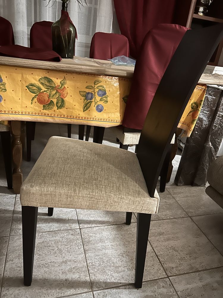 Mesa e 8 cadeira em excelente estado