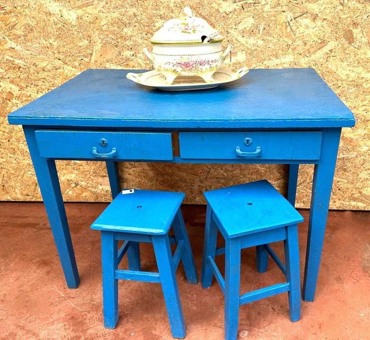 Mesa rustica antiga com gavetas