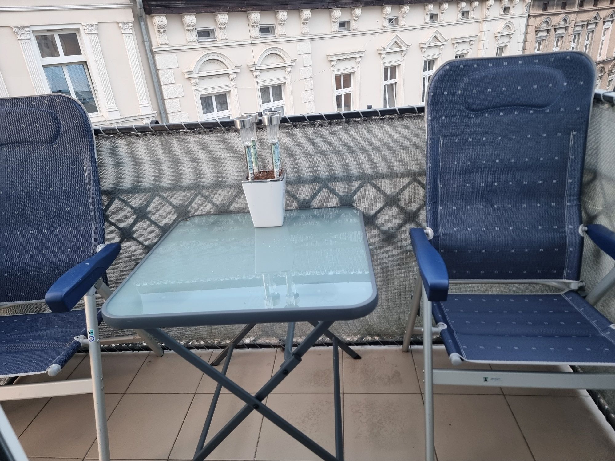 2 krzesła i stolik, balkon/ogród
