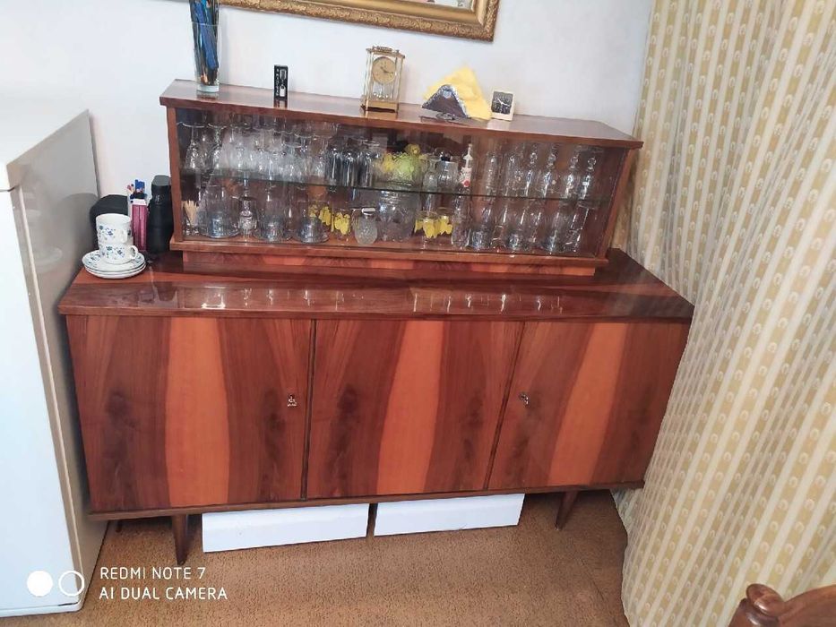 Kredens na wysoki połysk PRL .