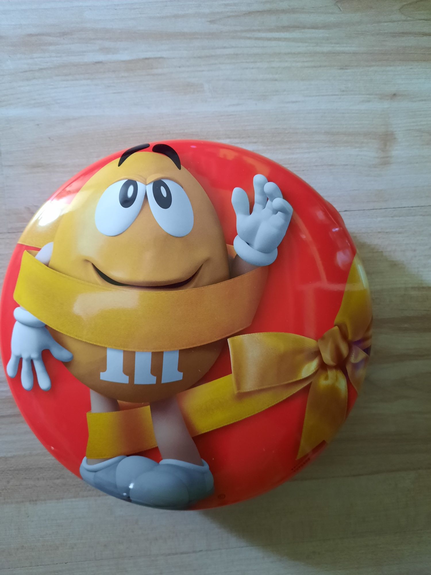 Puszka M&M's do przechowywania