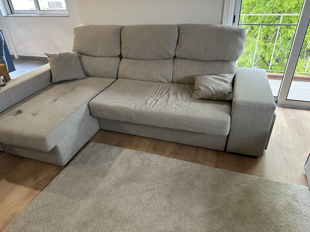 Sofa de sala com duas almofadas