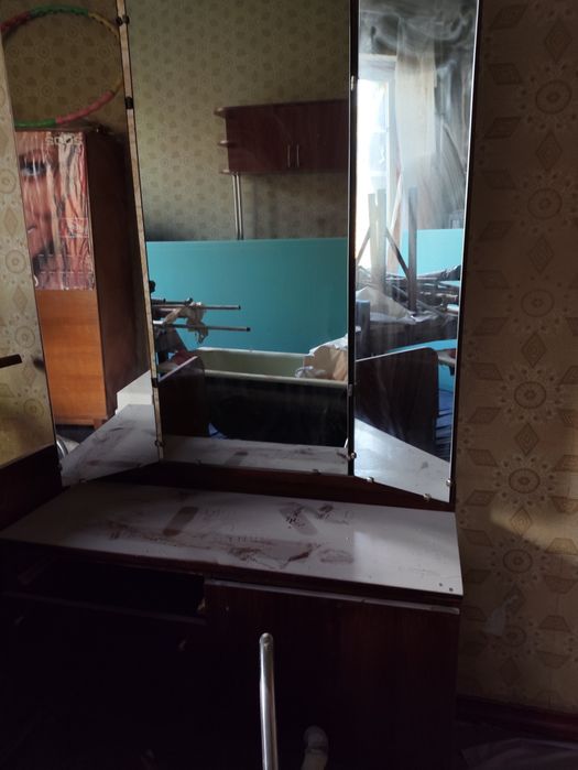 Отдам сервант 2 шт ,стол обеденный даром