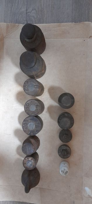 2 stare wagi plus odważniki