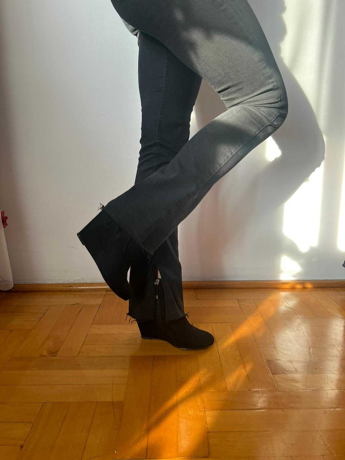Czarne zamszowe botki na koturnie Bershka 39