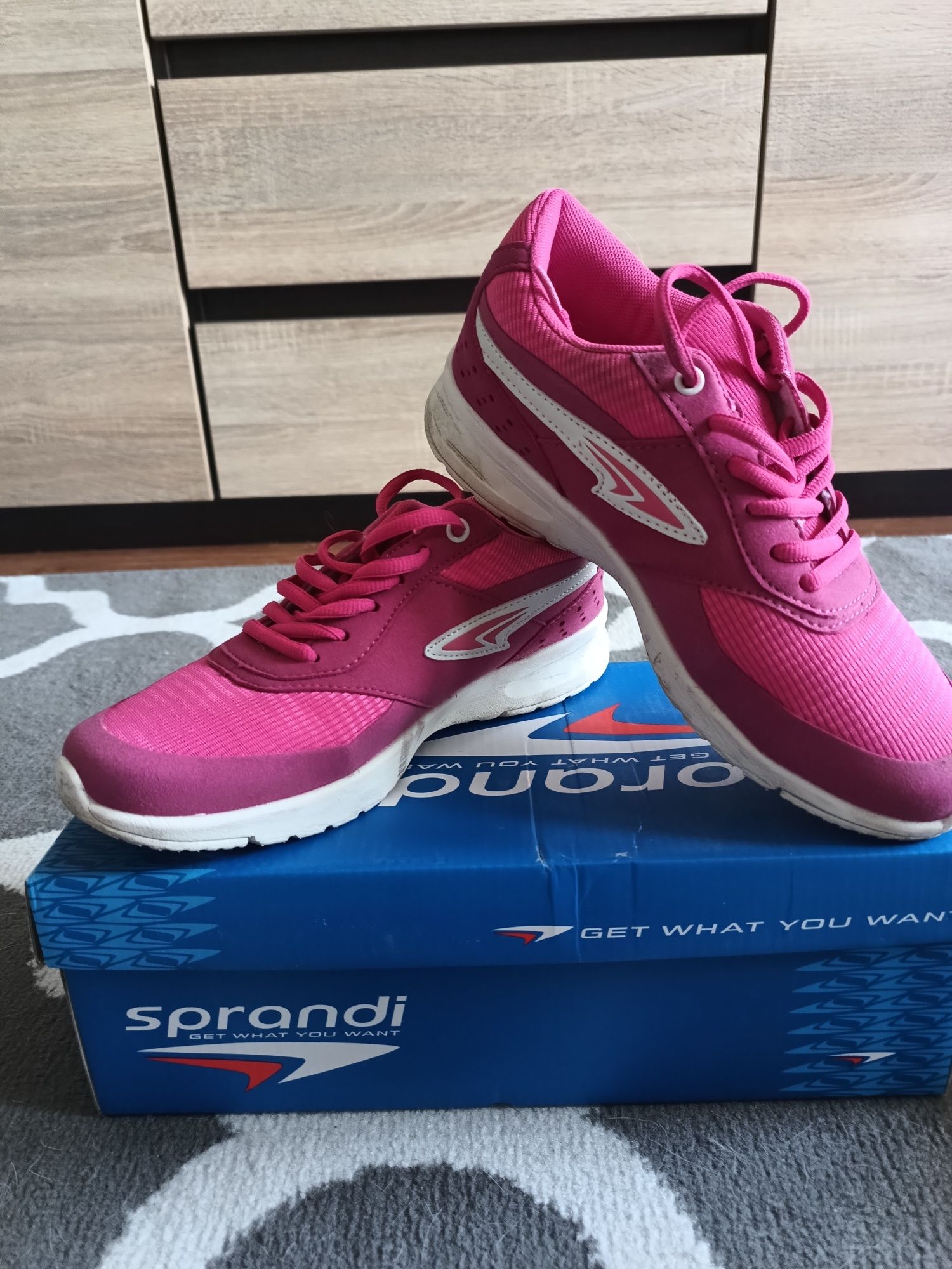 Buty sportowe kolor różowy