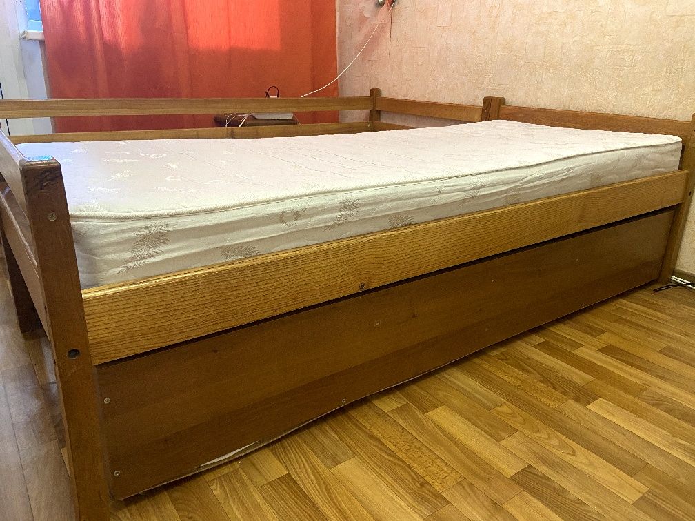 Ліжко дерев'яне у гарному стані