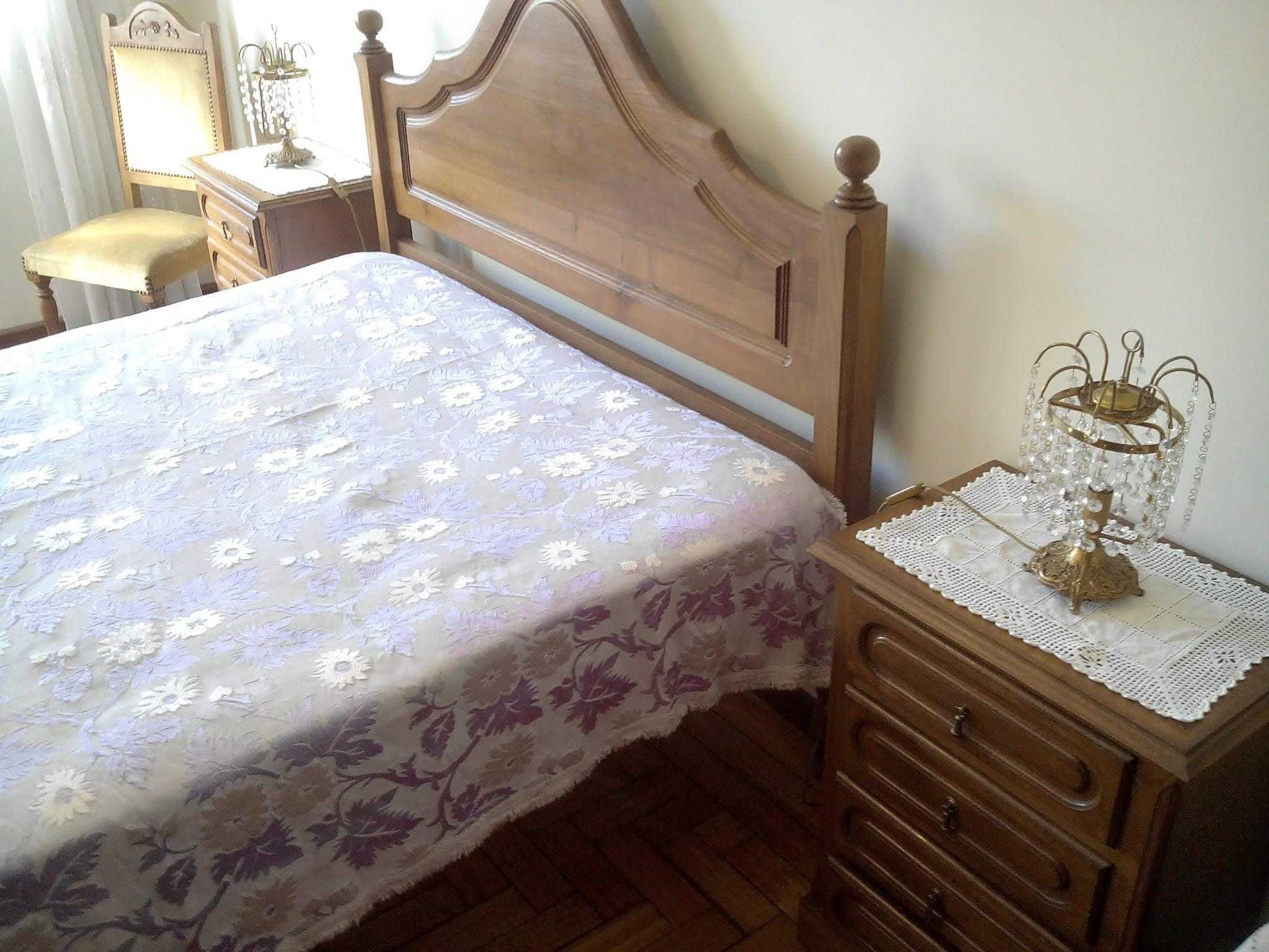 Quarto completo (cama + colchão + mesinhas cabeceira)