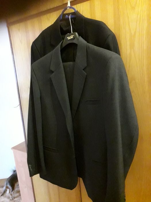 Sprzedam 2 garnitury czarny i szary