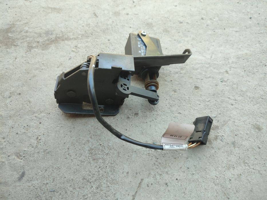 Продам замок стекла задней Ляды багажника на BMW e39 touring