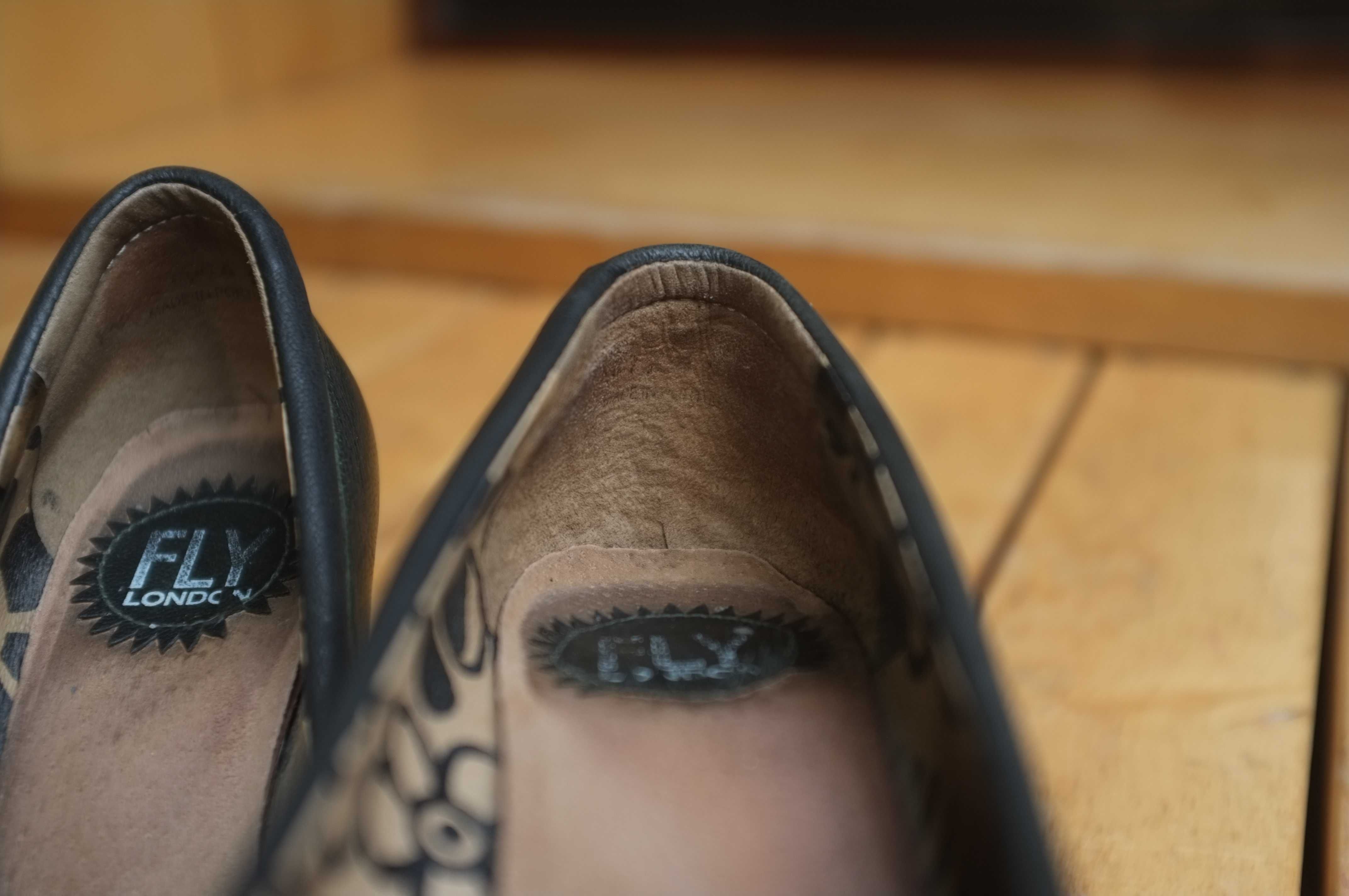 zielone butelkowe buty Fly London czółenka na obcasie skórzane skóra
