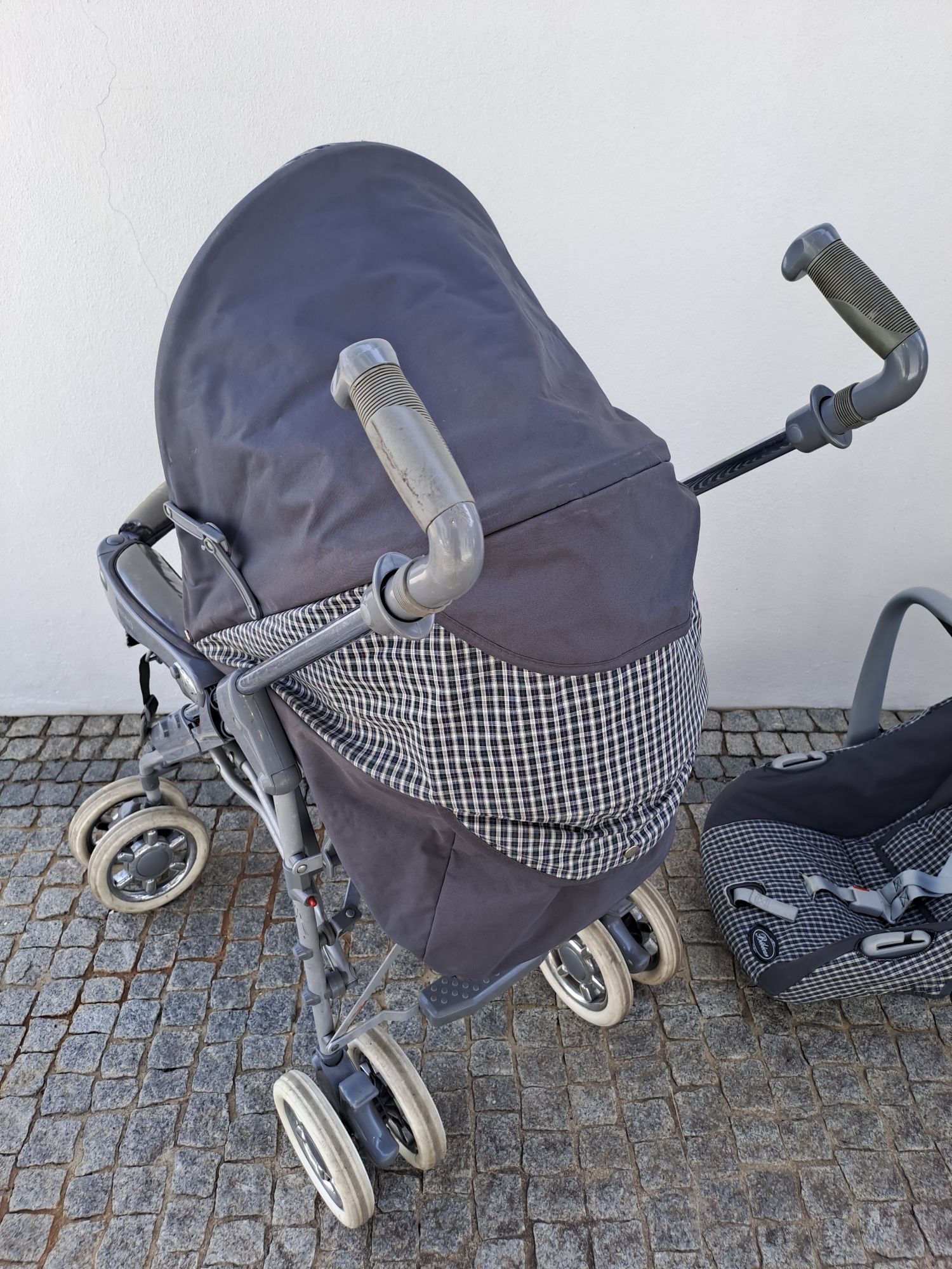 Carrinho + cadeira de carro de bebé