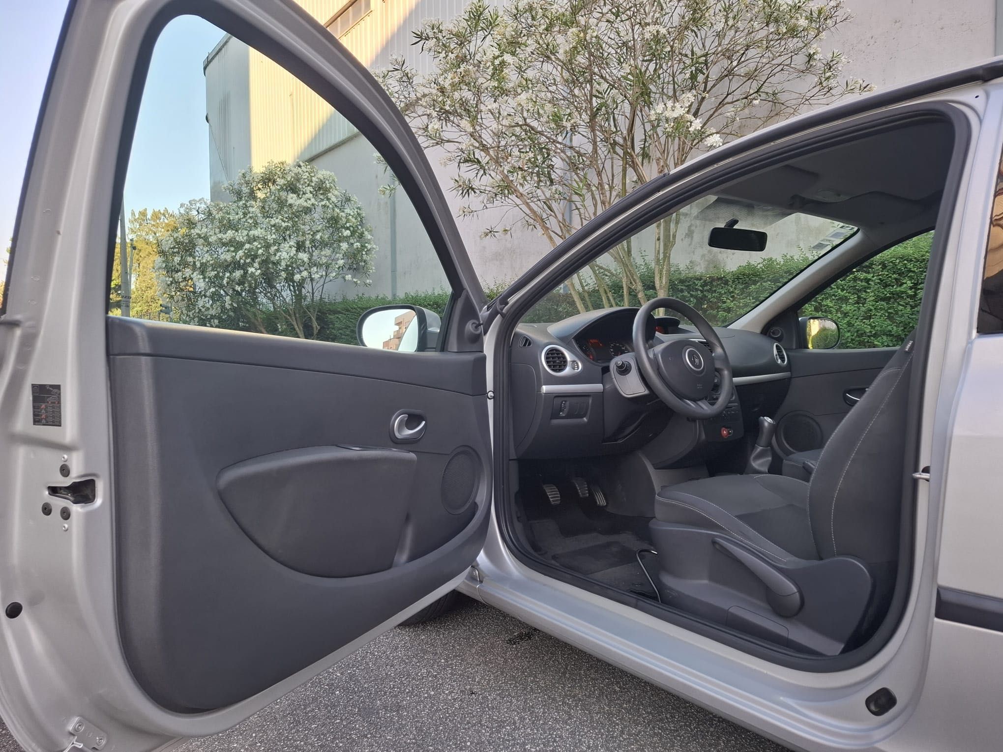 Renault Clio III 1.2cc 75cv 86100km reais