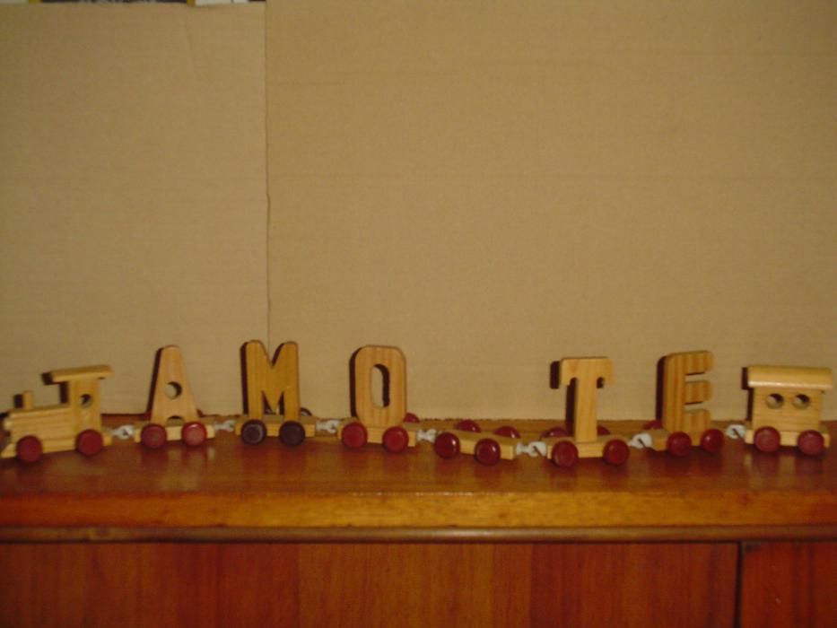 São Valentim "AMO-TE" (comboio de letras em madeira)