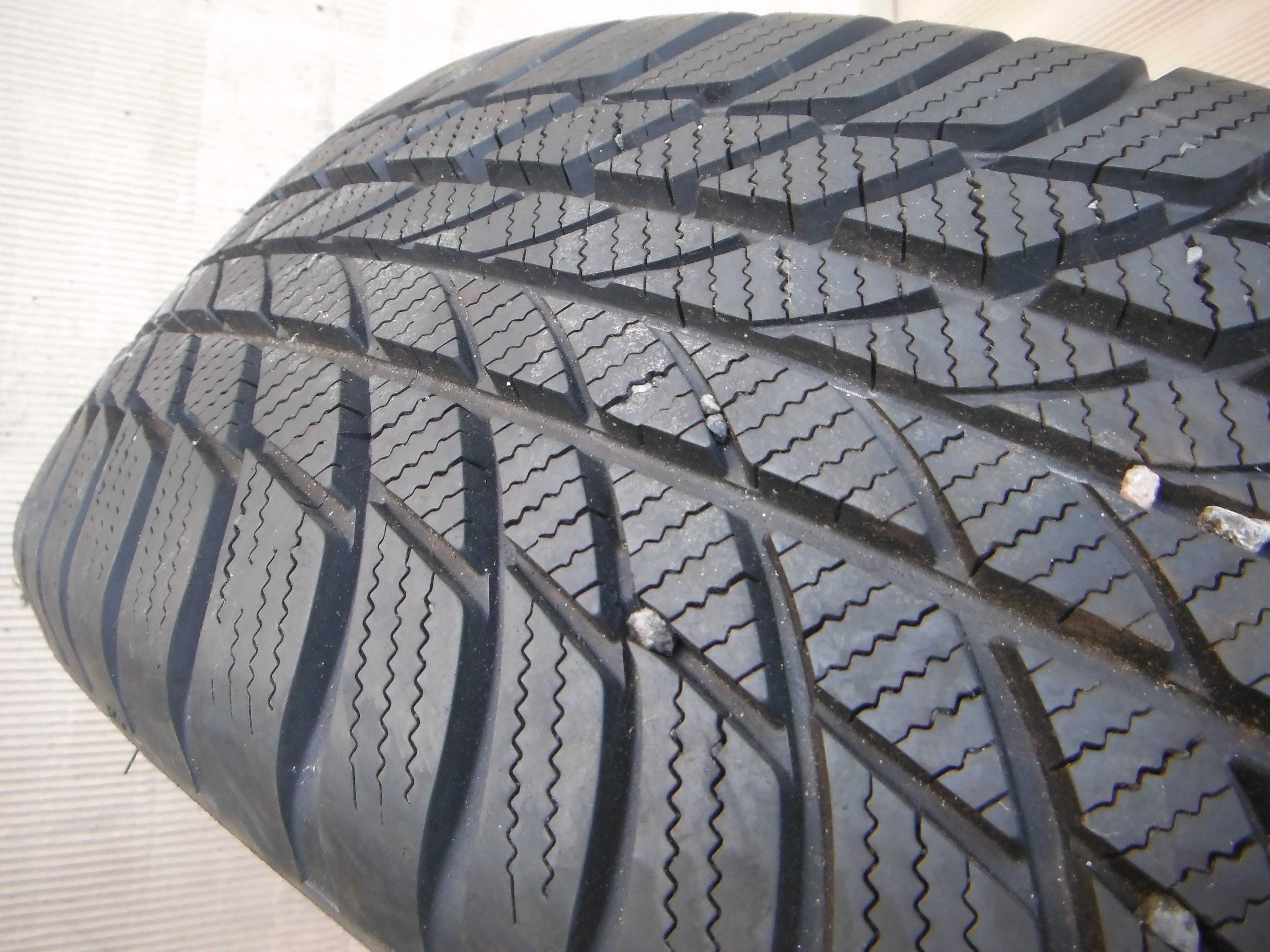 Opona Zimowa 215/65/17 Bridgestone LM 001 7mm 2019r