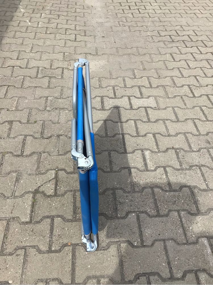 Leżak skladany na metalowym stelażu.