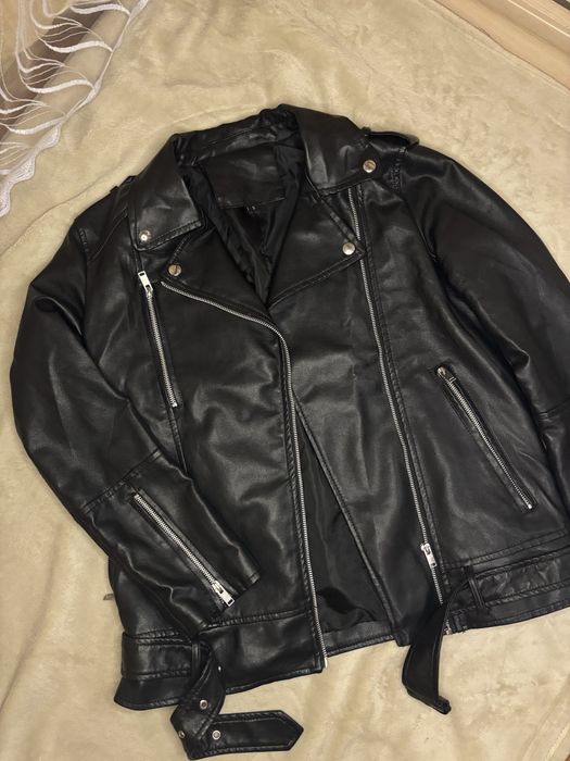 Чорна шкіряна куртка