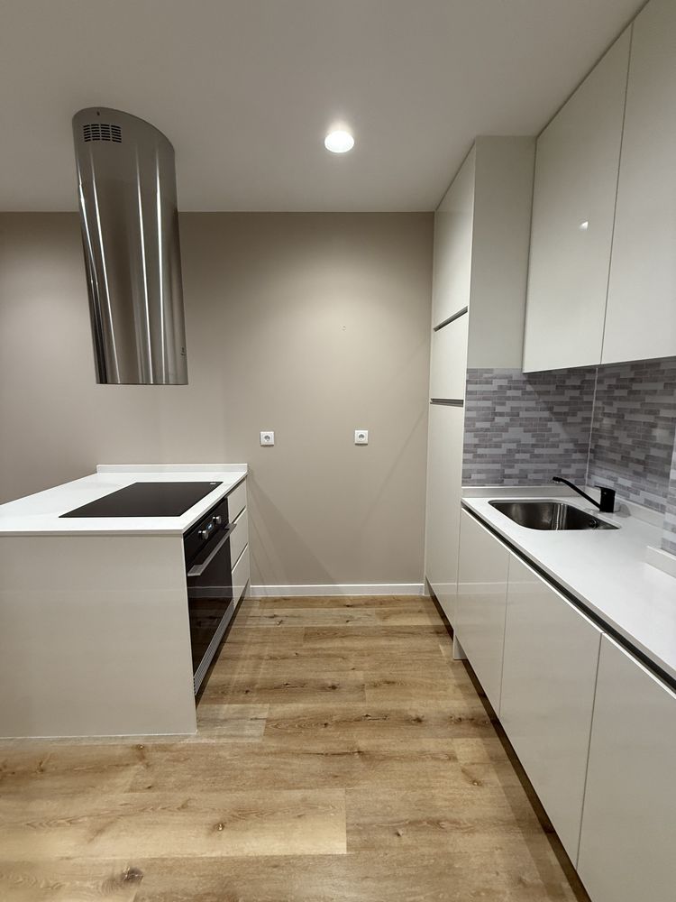 Vende-se apartamento T1+1 Sá Carneiro Bragança