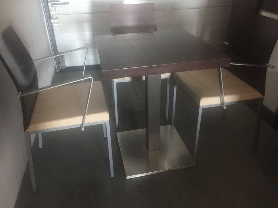 5 Cadeiras com braços Madeira castanha escura, cinza e bege