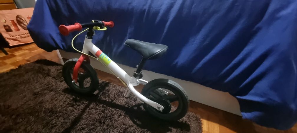 Bicicleta sem pedais para criança