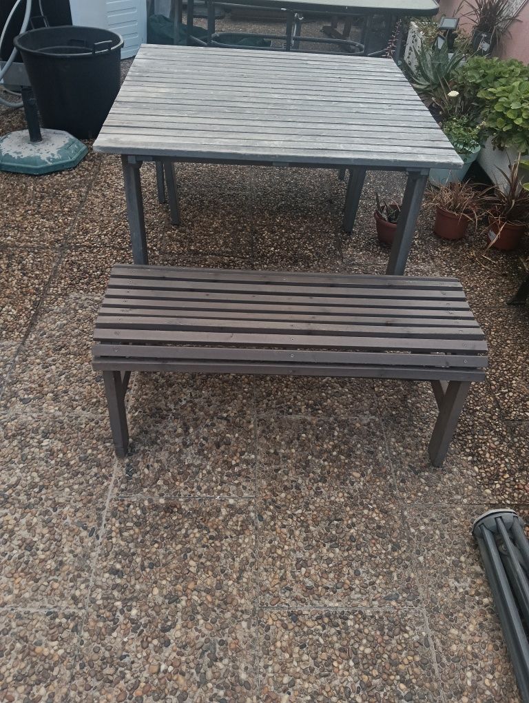 Mesa de jardim com 2 bancos