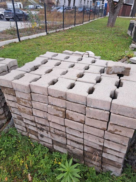 Kostka brukowa typu kość 8 cm; całość 200 m2; producent Barabaś