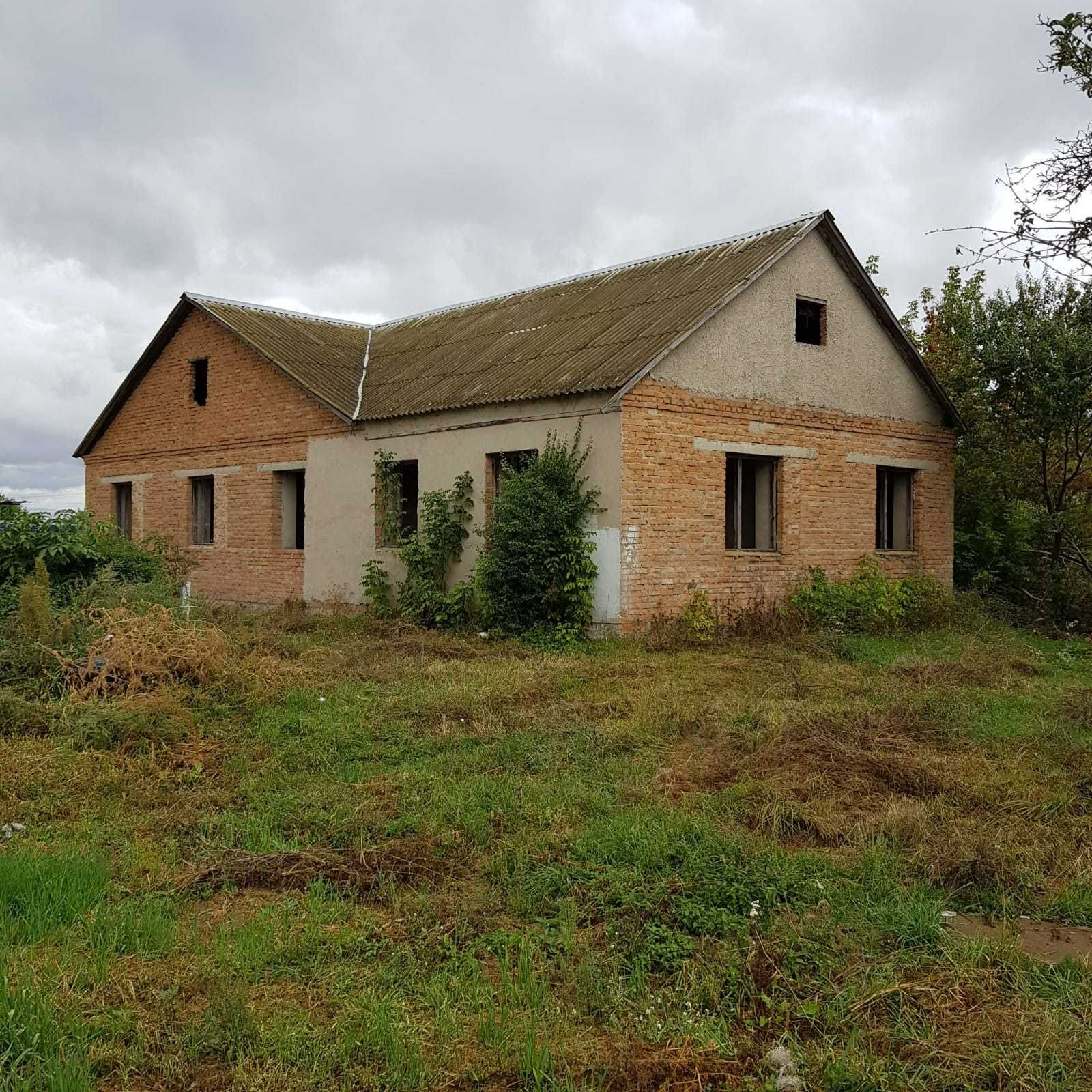 Нежитлова будівля + автогараж в центрі села Парипси, Житомирська обл.