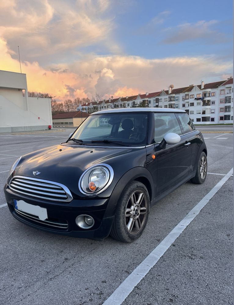 Mini One R56 preto e branco com teto panoramico