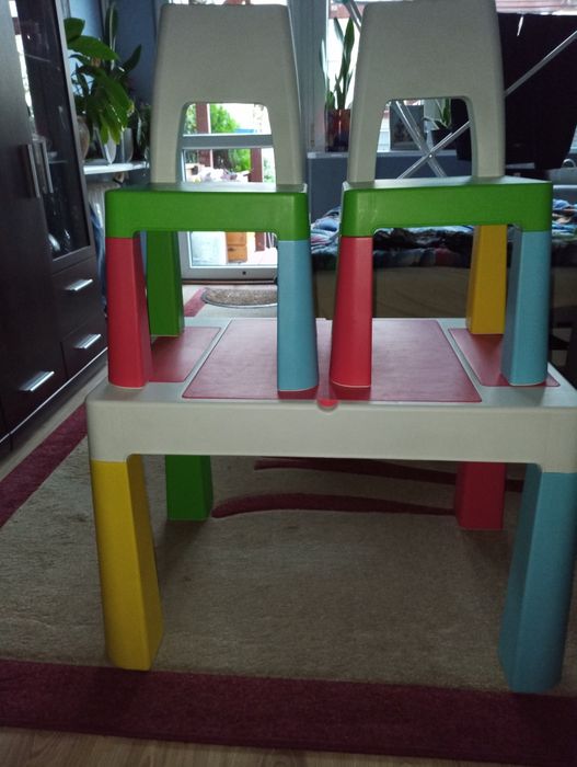 Stolik dziecięcy z krzesełkami lego