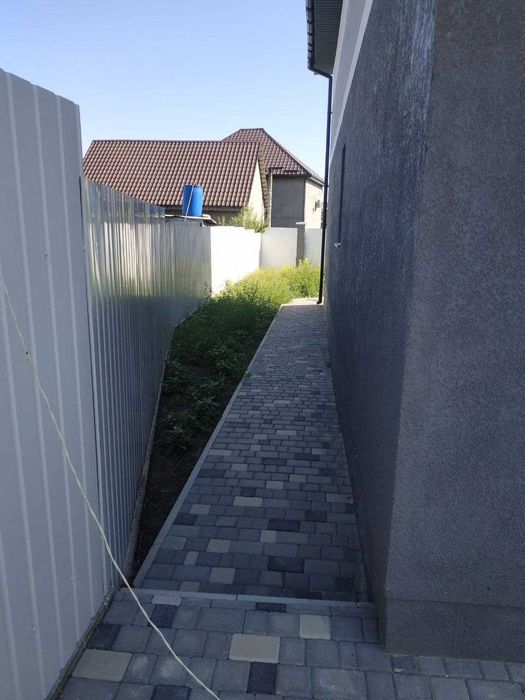 Дом Нерубайское. в центрі 2 поверхи  новий з усім пакетом документів