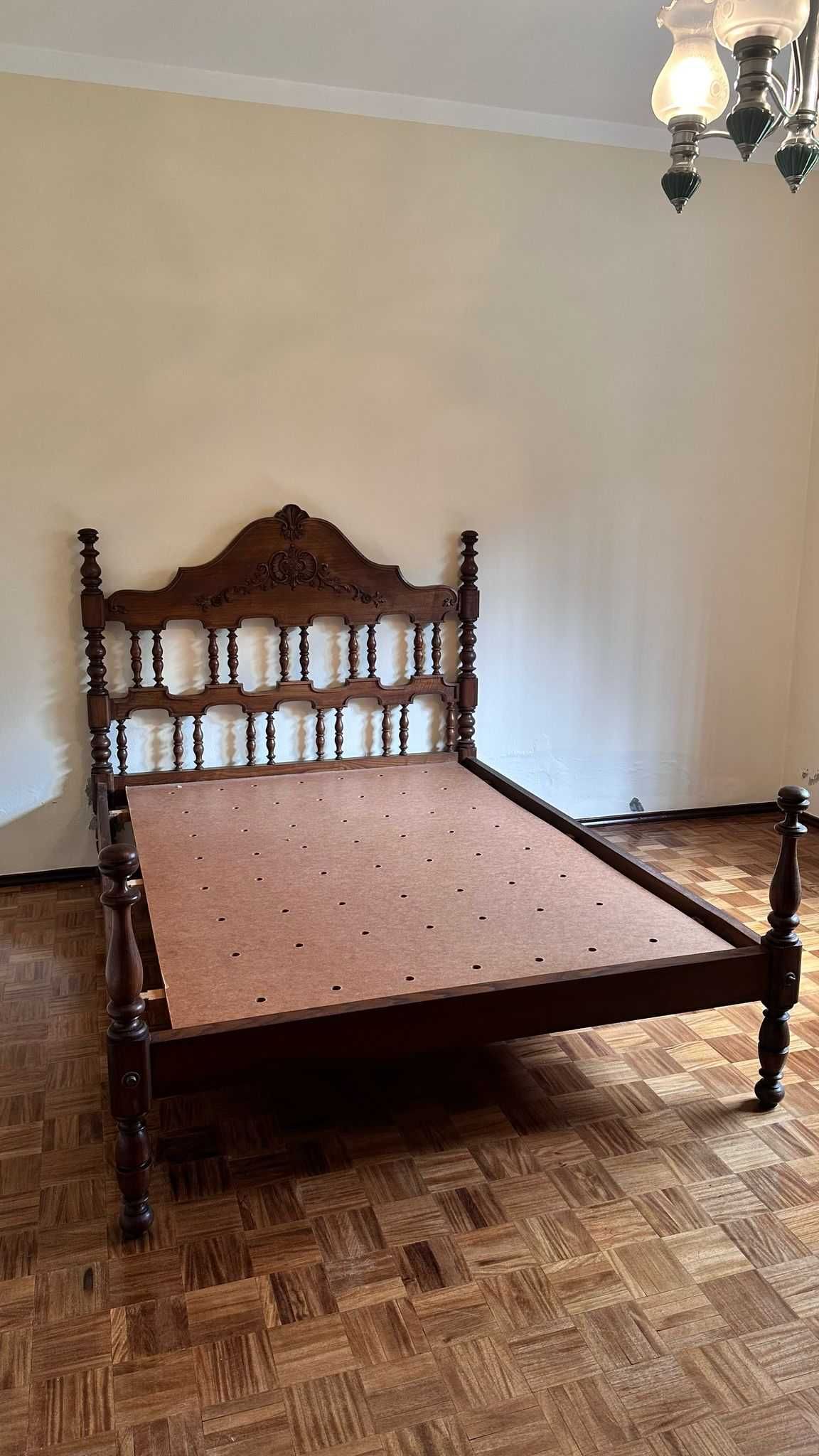 Conjunto de Mobília de Quarto em Madeira Maciça - Excelente Estado