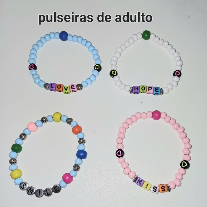 Pulseiras personalizadas.