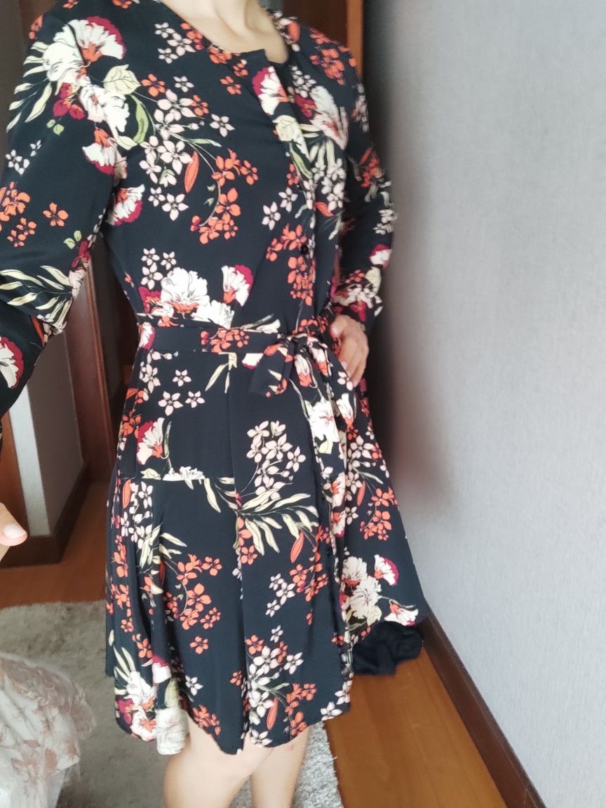 Vestido preto com flores