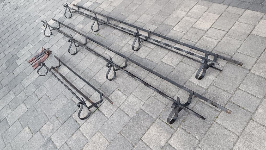 Metalowy kwietnik pod okno kute kwietniki gięte wiszące na dwór