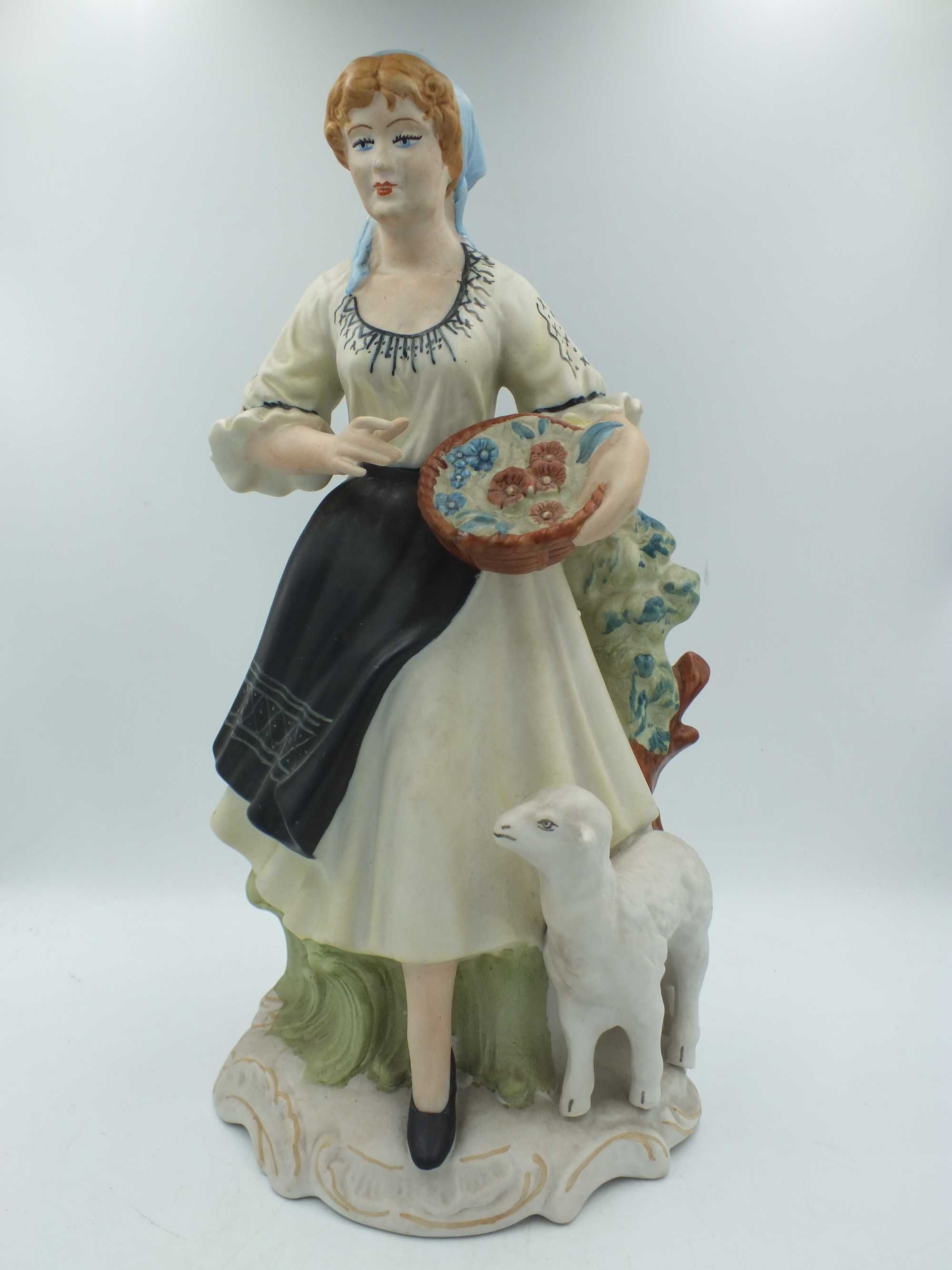 Figurka porcelanowa ARPO sygnowana  Rumunia kobieta