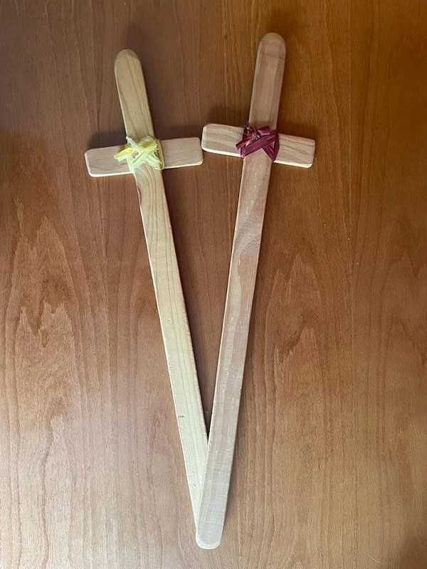 Escudos e espadas de madeira