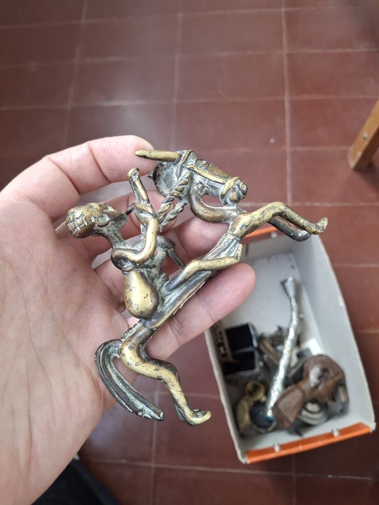 Escultura em metal burro cavaleiro